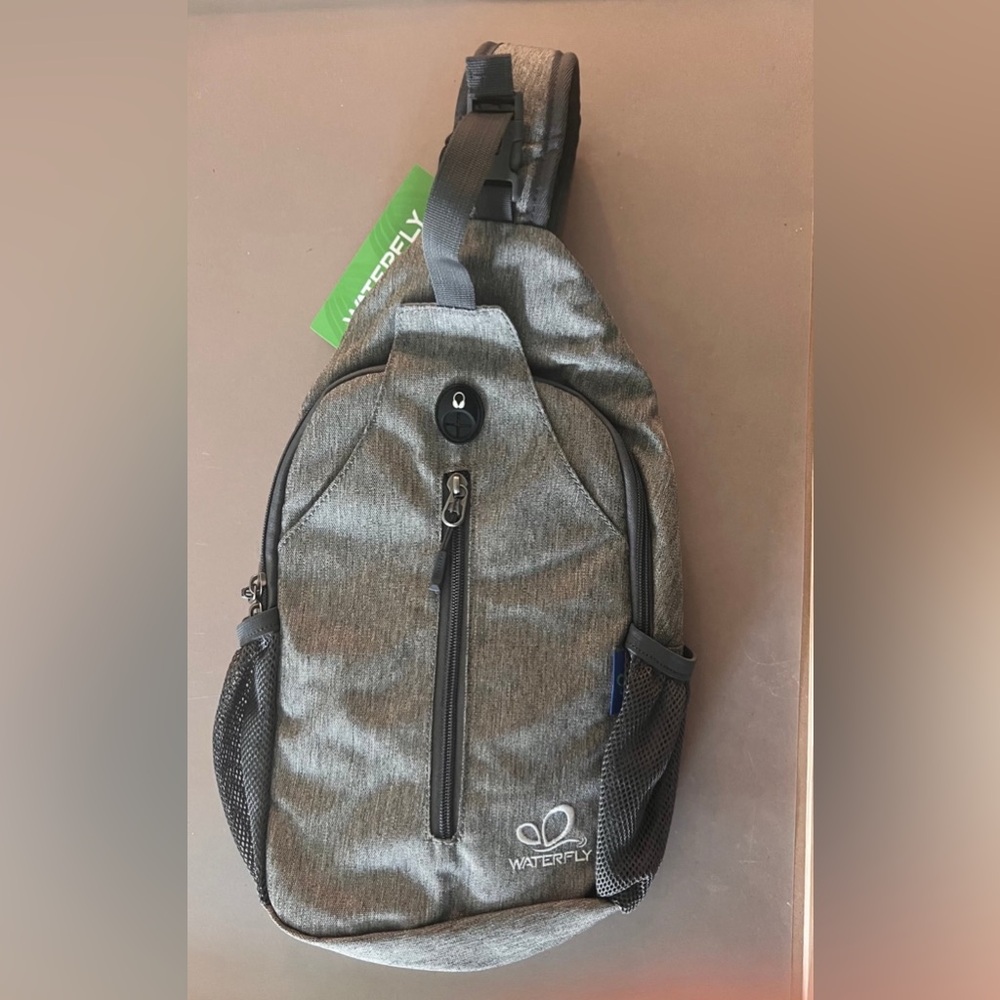 Gray Crossbody Bag with Modern Design and Structured Shape